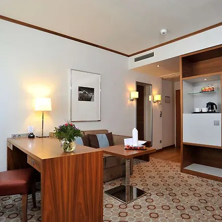 Golden Tulip Hamburg מלון 4*