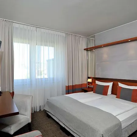 Golden Tulip Hamburg מלון